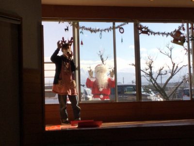 ⑦窓越しのサンタさん