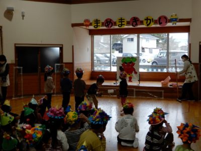 ⑥紙の鬼に向かって豆を投げる2