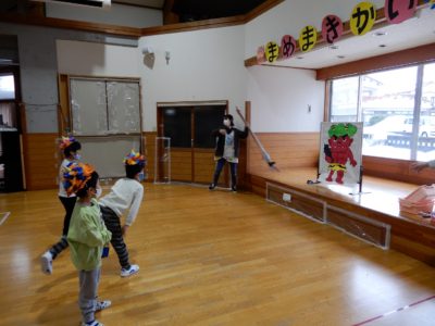 ⑤紙の鬼に向かって豆を投げる1