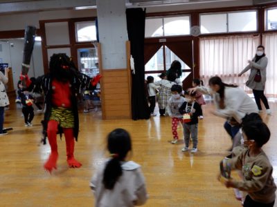 ⑩-1鬼に豆を投げる