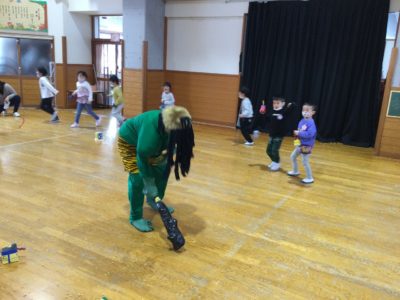 ⑩-2鬼に向かって豆を投げる