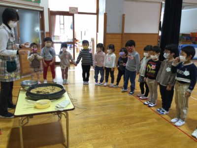 ②豆を炒ってます