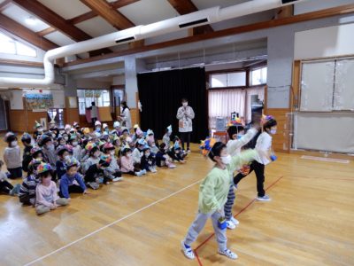 ⑦紙の鬼に向かって豆を投げる3