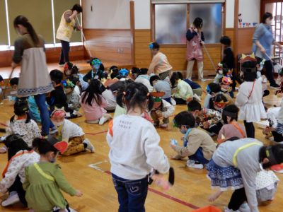 21みんなで豆拾い